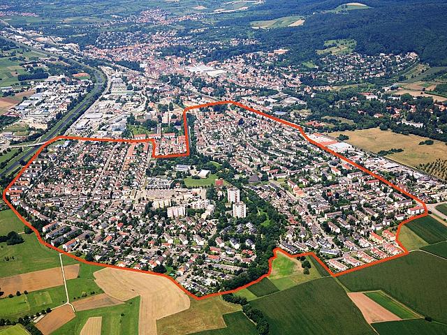 Städte wie Emmendingen arbeiten schon in kommunalen Energieeffizienznetzwerken mit. Im Luftbild ein Quartier, das energetisch saniert wird. (Foto: © Stadt Emmendingen)