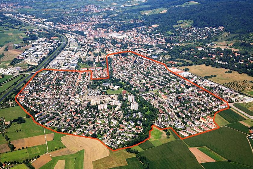 Städte wie Emmendingen arbeiten schon in kommunalen Energieeffizienznetzwerken mit. Im Luftbild ein Quartier, das energetisch saniert wird. (Foto: © Stadt Emmendingen)