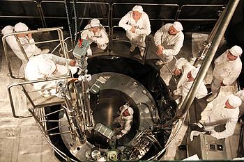 Arbeiter befüllen die Reaktoren im Jahr 2014 mit Brennstäben.