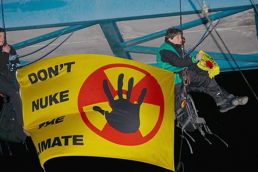Protest am 8.April .2016 gegen einen Transport von Uranerzkonzentrat von Hamburg in die südfranzösische Atomfabrik Narbonne/Malvésie.  Zwei Aktivistinnen haben sich von einer Fußgängerbrücke abgeseilt und dort ein Banner entrollt mit der Aufschrift „Urantransporte stoppen! Sofort!“ 
