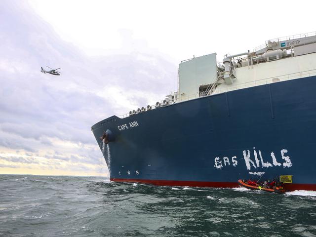 Auf ein LNG-Tanker haben Aktivisten von einem Schlauchboot aus "Gas kills" geschrieben.