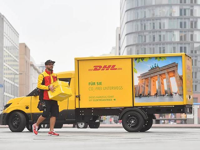 Mit dem Modell StreetScooter Work liefert der Logistikkonzern Deutsche Post DHL Group in den Berliner Bezirken Mitte und Charlottenburg nun emissionsfrei Pakete aus (Quelle: Deutsche Post DHL Group)