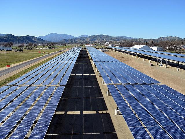 Bereits 2025 könnte Strom aus neuen Solaranlagen im weltweiten Durchschnitt günstiger herzustellen sein als Kohlestrom. (Foto: © <a href="https://www.flickr.com/photos/sacramentodistrict/8574256295/">U.S. Army photo by John Prettyman/Released</a>)
