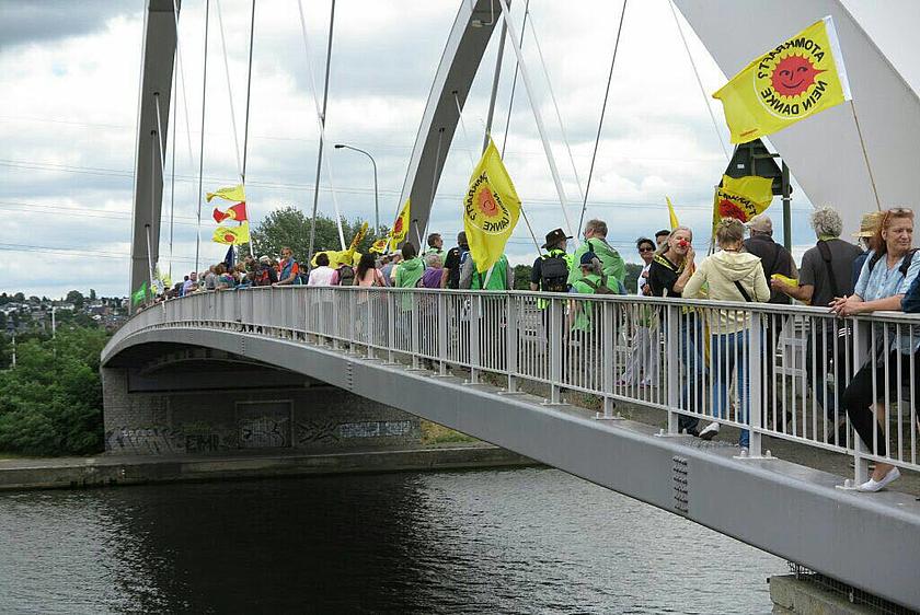 Zum Protest gegen die beiden belgischen Atommeiler Tihange 2 und Doel 3 bildeten 50.000 Demonstranten gestern eine 90 Kilometer lange Menschenkette durch drei Länder. (Foto: © <a href="https://www.chain-reaction-tihange.eu/de/" target="_blank">Kettenrea