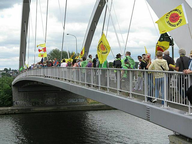 Zum Protest gegen die beiden belgischen Atommeiler Tihange 2 und Doel 3 bildeten 50.000 Demonstranten gestern eine 90 Kilometer lange Menschenkette durch drei Länder. (Foto: © <a href="https://www.chain-reaction-tihange.eu/de/" target="_blank">Kettenrea