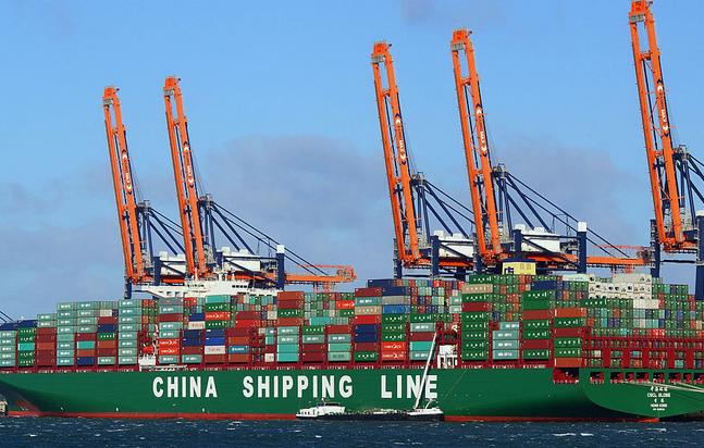Containerschiff mit Aufschrift China Shipping Line im Hafen von Rotterdam