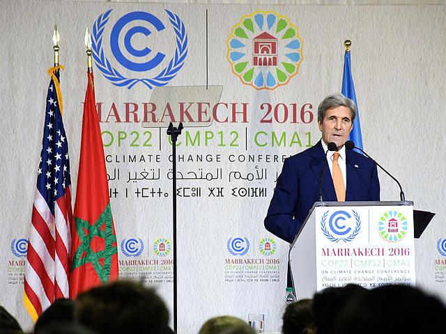Außenminister John Kerry appellierte auf der UN-Klimakonferenz in Marrakesch an den zukünftigen US-Präsidenten Donald Trump, den amerikanischen Klimaschutzplan und das Weltklimaabkommen anzuerkennen. (Foto: <a href="https://www.flickr.com/photos/statep