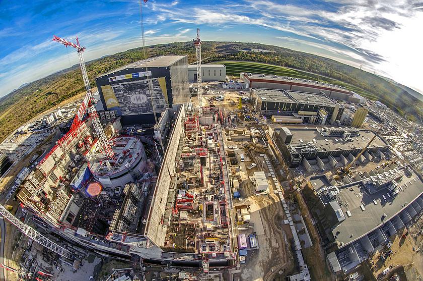 Ursprünglich sollten die Bautarbeiten am Kernfusion-Forschungsreaktor ITER am südfranzösischen Kernforschungszentrum Cadarache 2016 abgeschlossen sein. Nun wird es wohl 2025 soweit sein. 