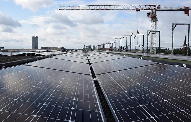 Foto: Solarpanels auf einem Flachdach