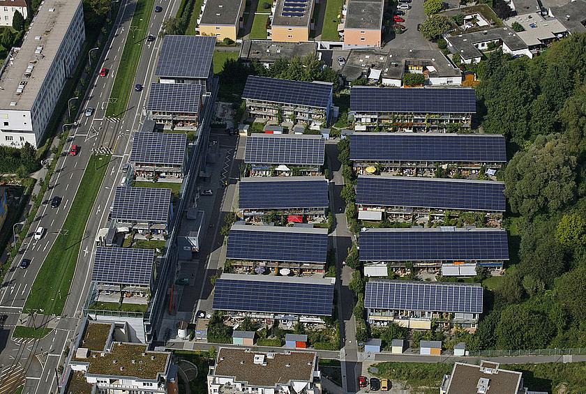 Luftaufnahme von Häusern mit Solarpanels auf dem Dach.