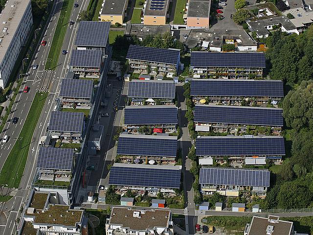Luftaufnahme von Häusern mit Solarpanels auf dem Dach.