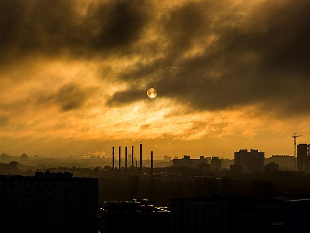 Industriegebiet bei Sonnenuntergang