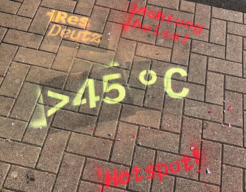 Straßengraffiti 45 Grad Hitze in der Stadt