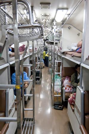 Eine lange Reihe mit Schlafplätzen in einem Zug