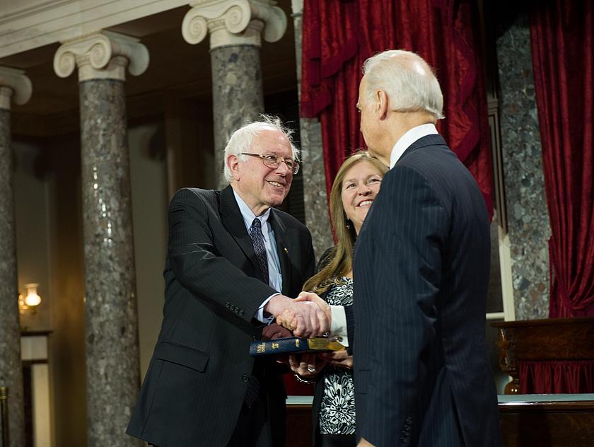 Bernie Sanders und Joe Biden geben sich die Hand.