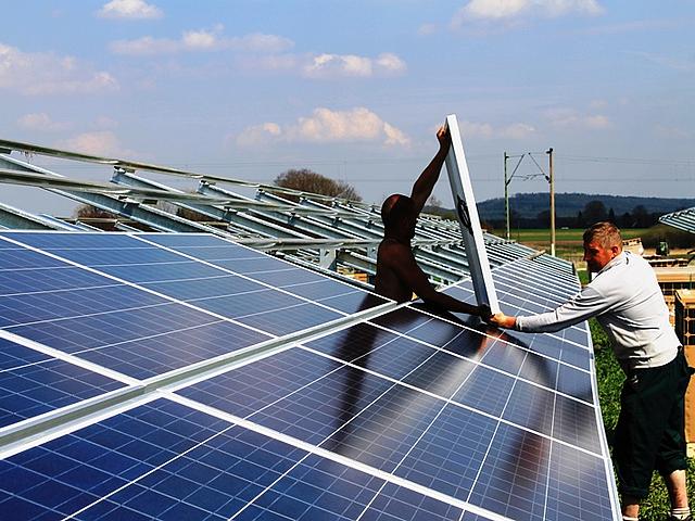 Nach dem großen Boom der Solarbranche in den Jahren 2010 bis 2012 haben unterschiedliche Reformen des EEG dazu geführt, dass der Ausbau rapide abgenommen hat. Im neuen EEG soll das faktische Recht, eine Erneuerbare-Energie-Anlage betreiben zu wollen, mi