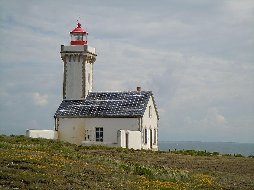 Leuchtturm mit Photovoltaikdach auf Belle Ile/Frankreich.