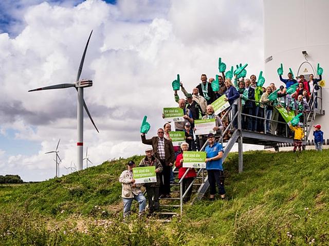 Für die nachhaltige Energieversorgung der Zukunft wird die gemeinschaftliche Nutzung von Erneuerbaren Energien immer wichtiger, wie etwa beim Mieterstrom oder in Energiegenossenschaften die gemeinsam eine Windkraftanlage betreiben. (Foto: © BBEn)