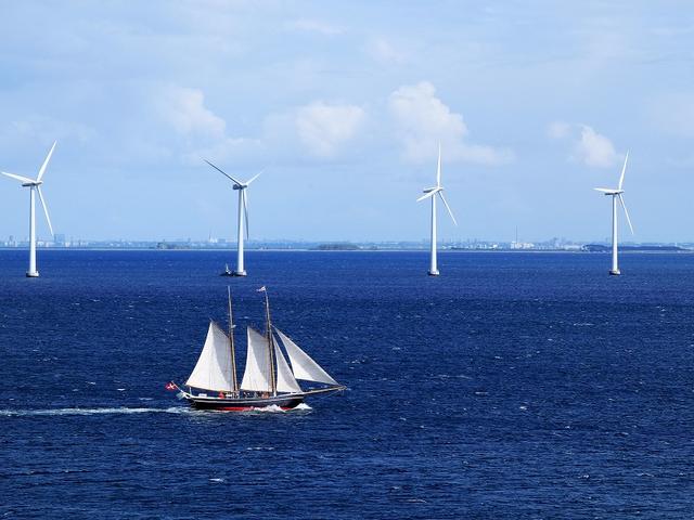 Windenergieanlagen im Meer und Segelboot