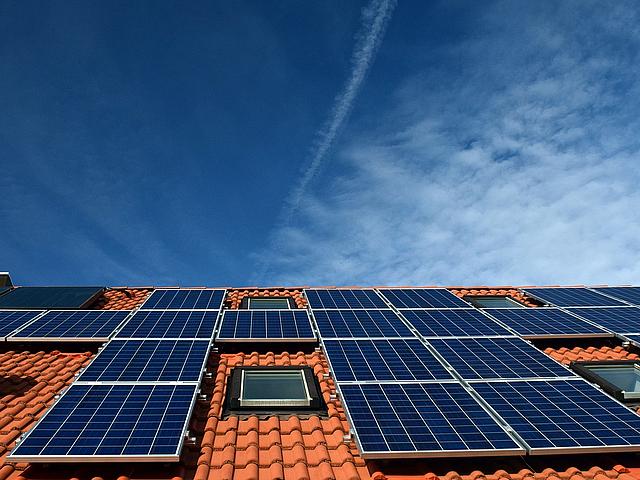 EUROSOLAR kritisiert die im EEG 2017 verankerte „Sonnensteuer“ auf selbsterzeugten und -genutzten Strom aus Solaranlagen. Hierbei handle es sich nur um eine künstliche Verteuerung der Photovoltaik, die einen weiteren Ausbau deckelt und die Energiewende hemmt. (Foto: <a href="https://pixabay.com/de/solaranlage-dach-stromerzeugung-2939551/" target="_blank">ulleo / pixabay.com</a>, CC0 Creative Commons)