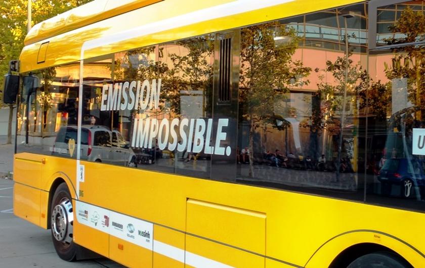 E-Bus in Berlin mit Aufschrift "Emission impossible"