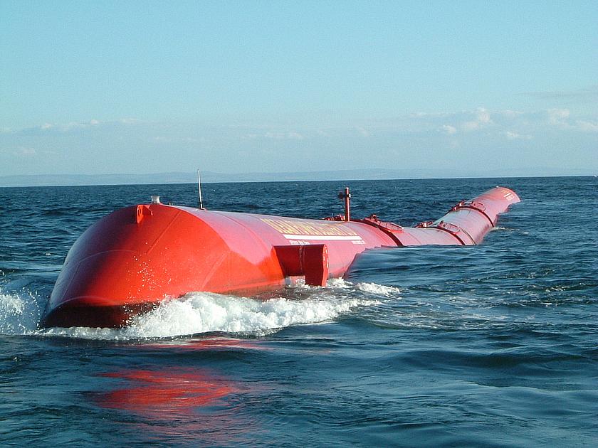 Die „Seeschlange“ Pelamis ist eines der bekanntesten Wellenkraftwerke. Durch miteinander verbundene Röhren wird absorbierte Wellenenergie in Strom umgewandelt. (Foto: <a href="https://flic.kr/p/7EPxdB" target="_blank"> Jumanji Solar / flickr.com</a>,