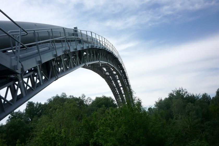 Gas-Pipeline, über eine Brücke im Wald geführt 