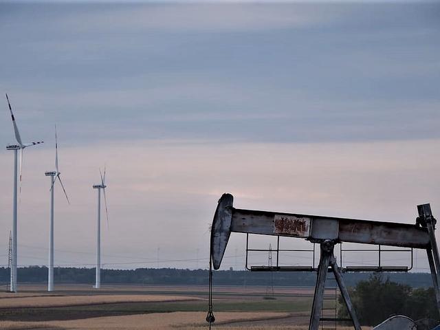 Windenergieanlagen und Ölpumpe