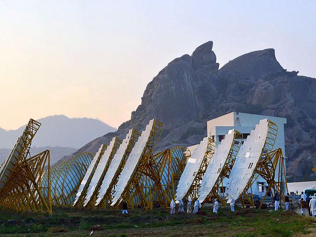 Das India One Solar Thermal Power Project in Aburoad, Rajasthan wurde unter anderem vom Bundesumweltministerium und der Deutschen Gesellschaft für Internationale Zusammenarbeit (GIZ) unterstützt. (Foto: © <a href="https://commons.wikimedia.org/wiki/Fil