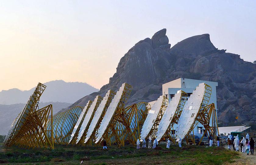 Das India One Solar Thermal Power Project in Aburoad, Rajasthan wurde unter anderem vom Bundesumweltministerium und der Deutschen Gesellschaft für Internationale Zusammenarbeit (GIZ) unterstützt. (Foto: © <a href="https://commons.wikimedia.org/wiki/Fil