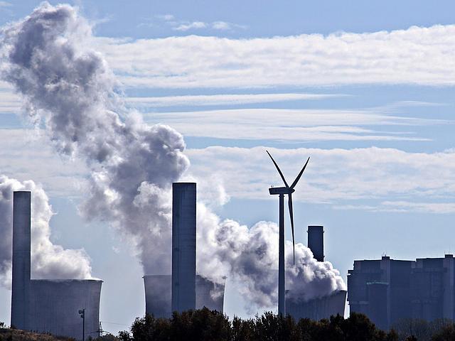 Kohlekraftwerk und Windkraftanlage