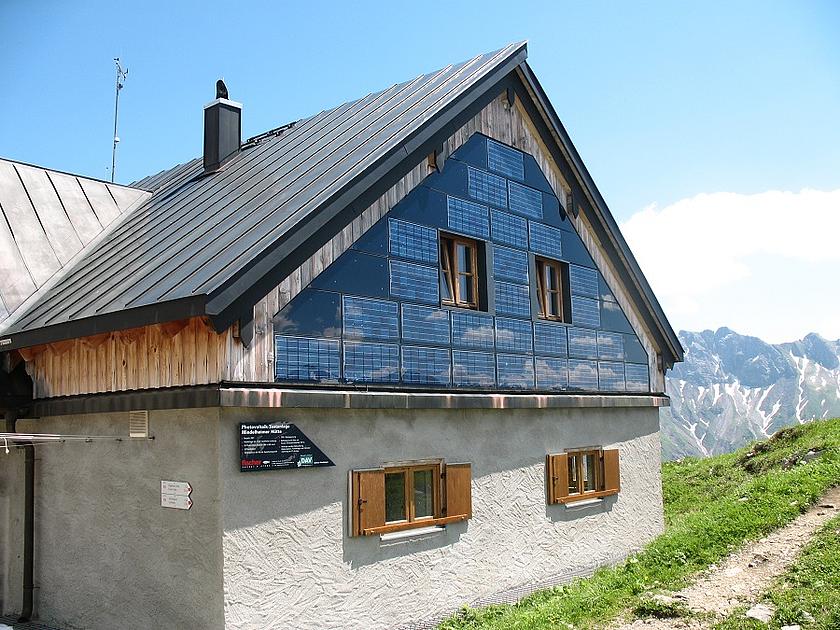 Mindelheimer Hütte mit Solarfassade