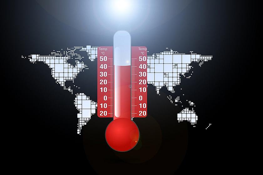 Thermometer mit hohner Temperaturanzeige vor Weltkarte