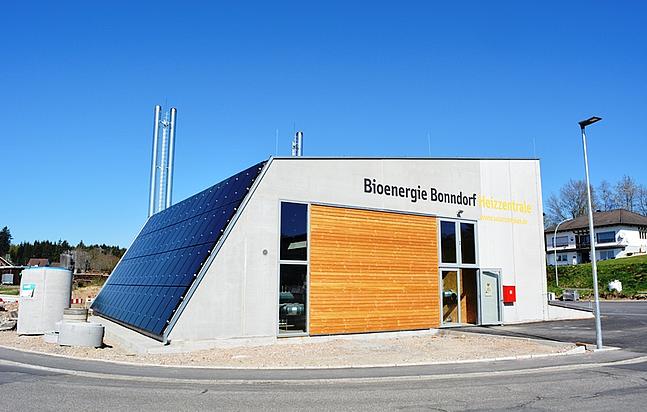 Foto: Die Abwärme aus der Schinkenproduktion wird im Bioenergiedorf Bonndorf für die Beheizung der einzelnen Gebäude genutzt.