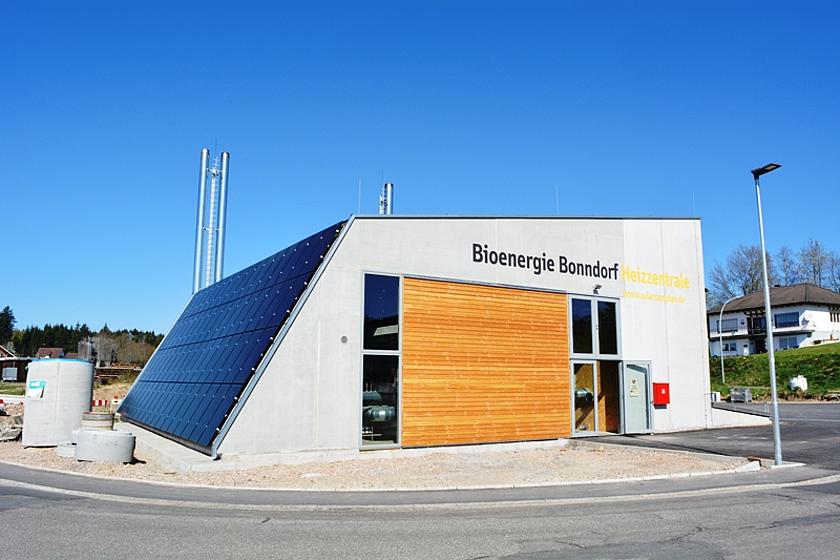 Foto: Die Abwärme aus der Schinkenproduktion wird im Bioenergiedorf Bonndorf für die Beheizung der einzelnen Gebäude genutzt.