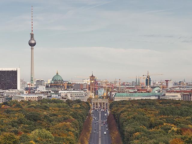 Bis 2050 will Berlin klimaneutral sein, bis 2030 soll das letzte Kohlekraftwerk abgeschaltet werden. (Foto: Alexander Savin, CC BY-SA 3.0, https://commons.wikimedia.org/wiki/File:Siegessaeule_Aussicht_10-13_img4_Tiergarten.jpg)