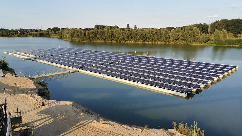 Schwimmende Solaranlage auf einem Baggersee in NRW