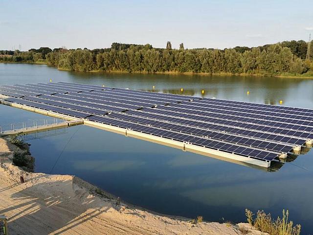 Schwimmende Solaranlage auf einem Baggersee in NRW