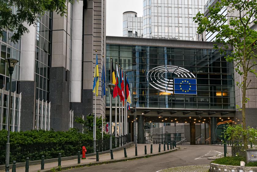 Eine Straße mit einem Gebäude, dem EU-Parlament