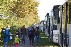 Bereits am Vormittag brachten Hunderte Busse Menschen zum Hambacher Wald. 
