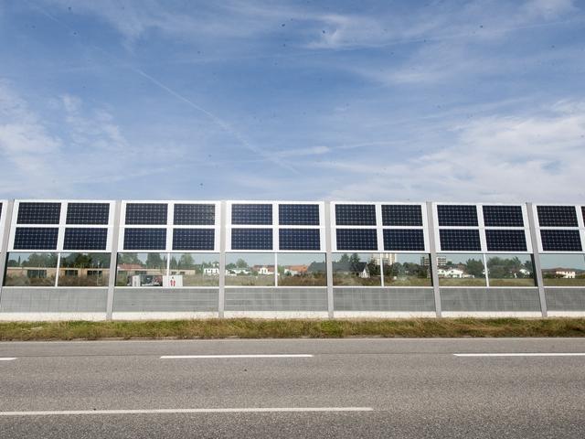 Lärmschutzwand mit integrierter Photovoltaik entlang einer ehemaligen Bundesstraße im oberbayerischen Neuötting