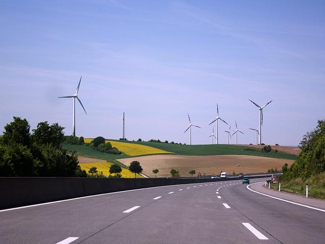 Autobahn, Windräder und Rapsfelder
