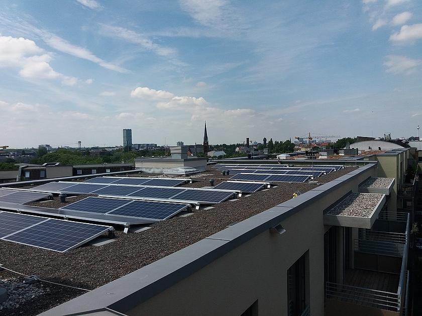 In Berlin-Lichtenberg hat die NATURSTROM AG eines ihrer neusten Mieterstrom-Projekte mit insgesamt 39 Wohneinheiten und einem Ladenlokal umgesetzt. Die Mieter haben die Möglichkeit, einen entsprechenden Mieterstromtarif zu wählen, der sich aus Solarstro