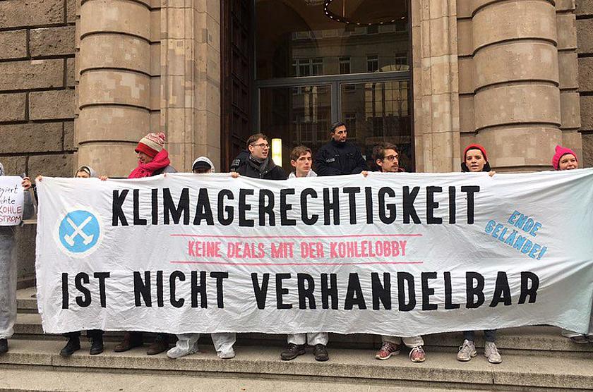 Demo für den Kohleausstieg vor dem Wirtschaftsministerium in Berlin, Menschen halten Plakat mit Aufschrift Klimagerechtigkeit