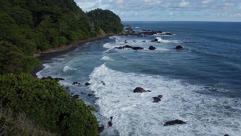 Bild von der Küste Costa Ricas mit anbrandenden Wellen.