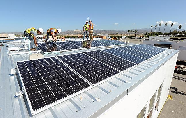 Montage von PV-Modulen auf dem Dach eines Solarhauses beim studentischen Solar-Decathlon-Wettbewerb 2015 in Orange County Great Park, Irvine, California. 