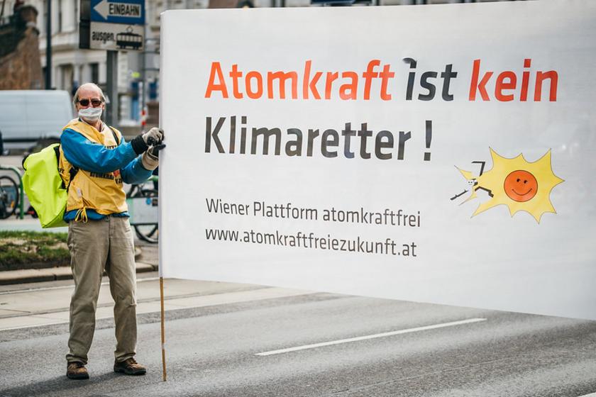 Demonstrant hält Plakat mit Botschaft „Atomkraft ist kein Klimaretter“ bei einer Klimademo