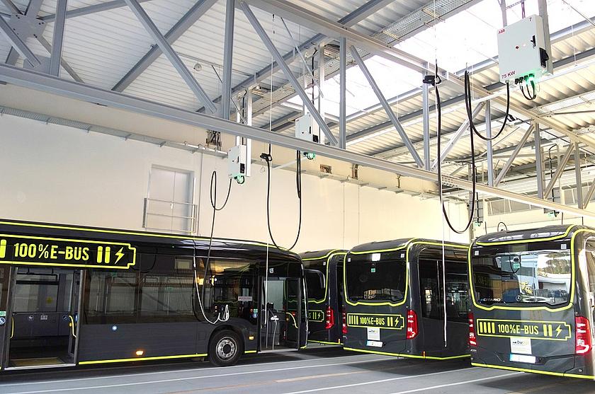 Der neue Betriebshof der Reutlinger Stadtverkehrsgesellschaft (RSV) bietet Platz für 20 Elektrobusse, die dort auch geladen werden. 
