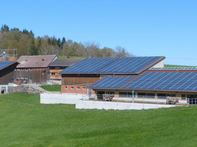 landwirtschaftliche Gebäude mit Solarpanels auf den Dächern