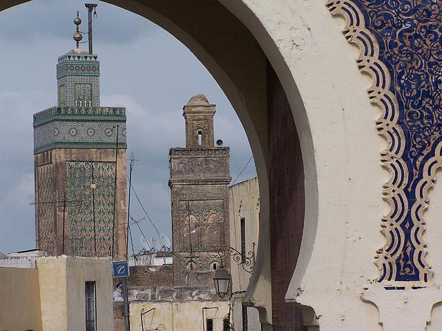 Blick durch das Stadttor von Fes auf eine Moschee. Die marokkanische Regierung plant, ihre Moscheen mit Solaranlagen auszustatten. (Bild: Dieter Schütz  / pixelio.de)